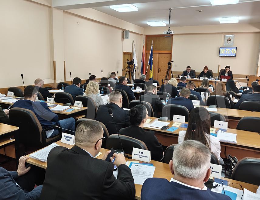 ГРАДИШКА, 26. ФЕБРУАРА /СРНА/ - Скупштина града Градишка усвојила је закључак према којем ће заједничким институцијама на ниову БиХ и Управном одбору УИО БиХ бити упућена иницијатива да нови гранични прелаз у Чатрњи код Градишке хитно буде отворен.