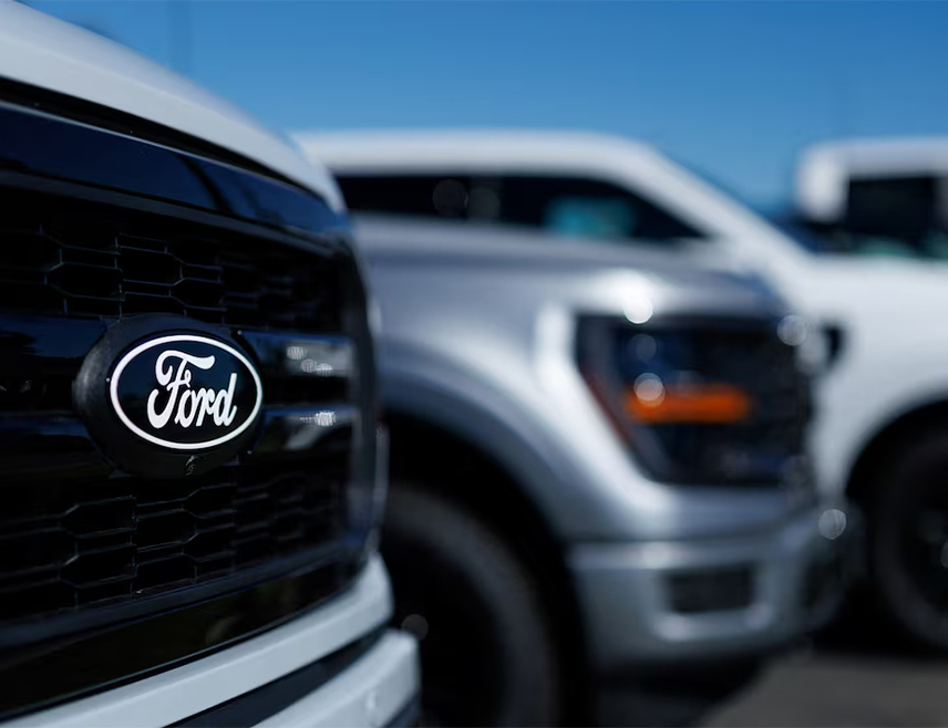 ВАШИНГТОН, 26. ФЕБРУАРА /СРНА-Ројтерс/ - "Форд" је саопштио да повлачи 4,3 милиона пикап и теренских возила у САД јер софтверска грешка може да проузрокује отказивање кочница и квар спољних свјетала.