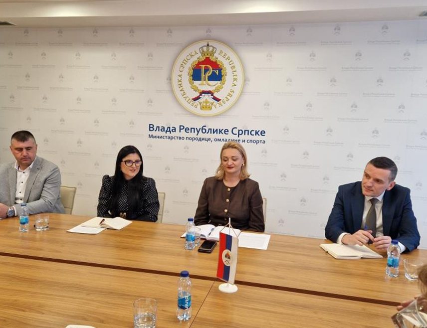 БАЊАЛУКА, 26. ФЕБРУАРА /СРНА/ - Министар породице, омладине и спорта Републике Српске Ирена Игњатовић разговарала је са представницама сигурних кућа у Републици Српској о потреби измјене законских прописа у вези са спречавањем насиља у породици, начину функционисања сигурних кућа и проблемима финансирања с којима се суочавају.