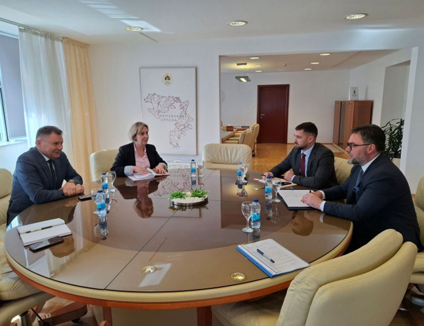 БАЊАЛУКА, 26. ФЕБРУАРА /СРНА/ - Министар привреде и предузетништва Републике Српске Раденко Бубић и министар спољне трговине и економских односа у Савјету министара Сташа Кошарац разговарали су данас у Бањалуци о даљим корацима унапређења регулаторног оквира за пословање слободних зона у БиХ.