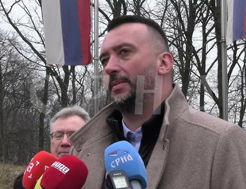 ИСТОЧНО САРАЈЕВО, 26. ФЕБРУАРА /СРНА/ - Враћањем споменика Францу Фердинанду и његовој супрузи Софији на локалитет Латинске ћуприје /некадашњи Принципов мост/ градске власти Сарајева стају на страну губитника у Првом свјетском рату и одричу се идеала својих предака, изјавио је Срни историчар Александар Костовић.