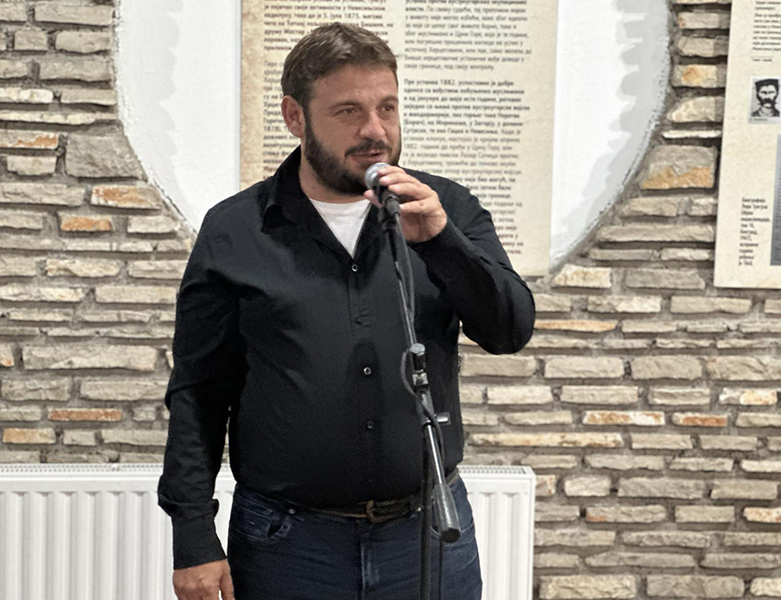 САРАЈЕВО, 26. ФЕБРУАРА /СРНА/ - Историчар Милан Никчевић оцијенио је да је иницијатива за поновно подизање споменика аустроугарском престолонасљеднику Францу Фердинанду у Сарајеву показатељ "идентитетског лутања" оних који се залажу за концепт унитарне БиХ.