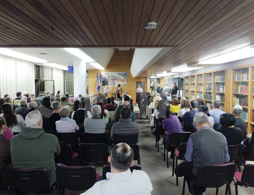 БИЈЕЉИНА, 26. ФЕБРУАРА /СРНА/ - Бојан Вегара промовисао је вечерас у Бијељини књигу о ратном страдању и егзодусу сарајевских Срба у 57 прича под насловом "Дјеца коју није волио свијет".