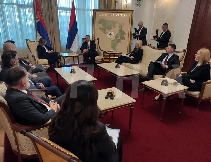 БАЊАЛУКА, 27. ФЕБРУАРА /СРНА/ - Премијер Републике Српске Саво Минић састао се данас у Бањалуци са предсједником Покрајинске владе Војводине Мајом Гојковић.
