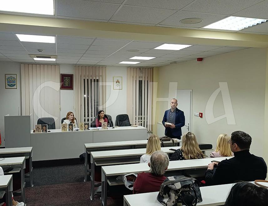 СРБАЦ, 27. ФЕБРУАРА /СРНА/ - У Српцу је промовисана књига "Светлост из Идвора" аутора Александре Мариловић Калопер, која на драмски начин доноси приказ живота и дјела Михајла Пупина, једног од најзначајнијих српских научника.