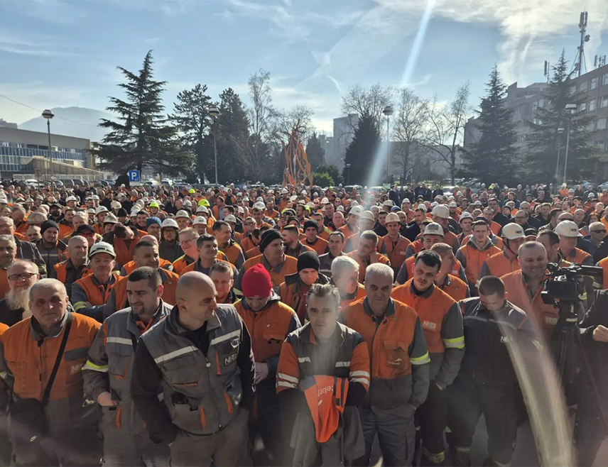 ЗЕНИЦА, 27. ФЕБРУАРА /СРНА/ - Неколико стотина радника Жељезаре Зеница окупило се данас испред фирме због стечаја који је управа најавила и траже хитно увођење привремених заштитних мјера како би се спријечило урушавање домаће производње челика.