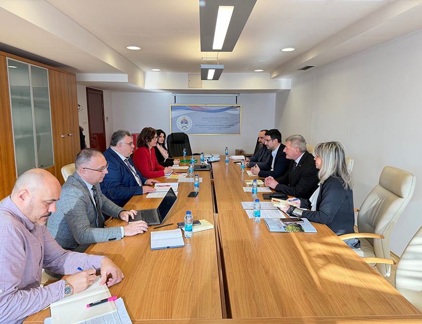 БАЊАЛУКА, 27. ФЕБРУАРА /СРНА/ - Министар за научнотехнолошки развој и високо образовање Републике Српске Драга Мастиловић разговарао је данас са предсједником Синдиката образовања, науке и културе Српске Драганом Гњатићем о припреми конкретних приједлога за унапређење статуса запослених у високом образовању и студентском стандарду.