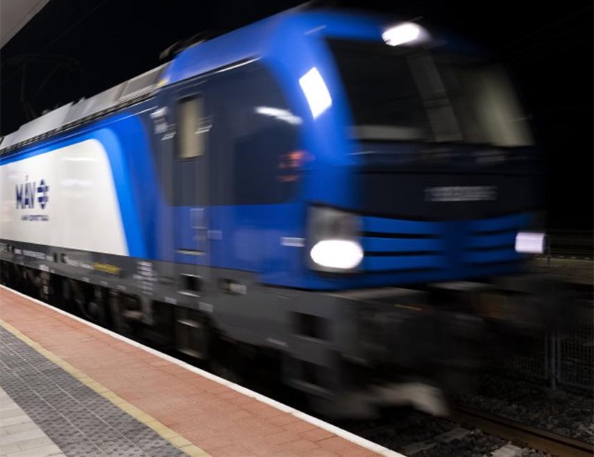 БЕОГРАД, 27. ФЕБРУАРА /СРНА/ - Први теретни воз прошао је новом пругом Београд-Будимпешта и тиме је званично ова дионица отворена за саобраћај.