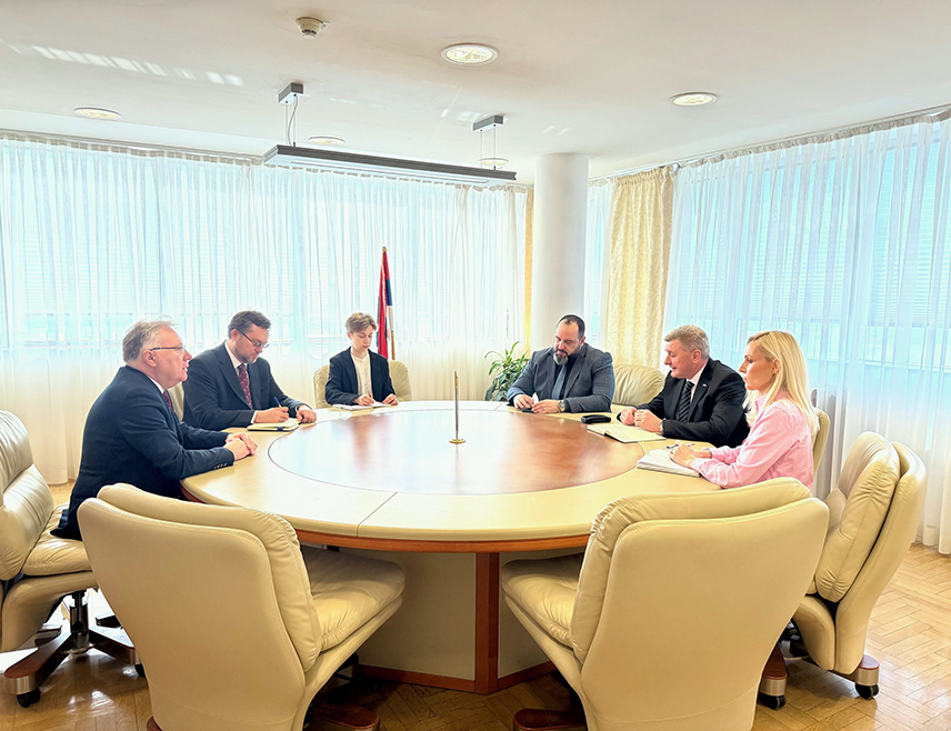 БАЊАЛУКА, 27. ФЕБРУАРА /СРНА/ - Министар за научнотехнолошки развој и високо образовање Републике Српске Драга Мастиловић разговарао је данас са руским амбасадором Игором Калабуховом о јачању сарадње у области науке, истраживања и високог образовања и могућности размјене студената и истраживача.