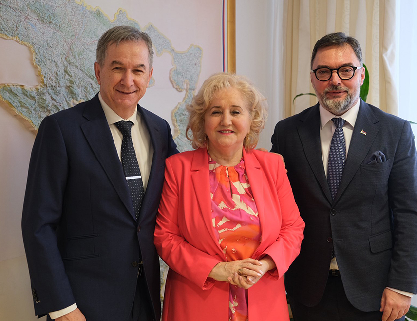 САРАЈЕВО, 27. ФЕБРУАРА /СРНА/ - Министар спољне трговине и економских односа у Савјету министара Сташа Кошарац разговарао је данас у Бањалуци са министром трговине и туризма Републике Српске Недом Пуховцем и помоћником министра за трговину Душанком Tегелтијом о наставку сарадње.