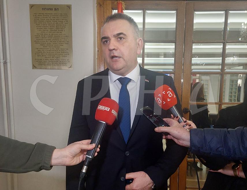 БЕОГРАД, 27. ФЕБРУАРА /СРНА/ - Предсједник Владе Републике Српске Саво Минић изјавио је да Срби морају чувати Српску и њене институције, јер знају да их мимо тога нема.