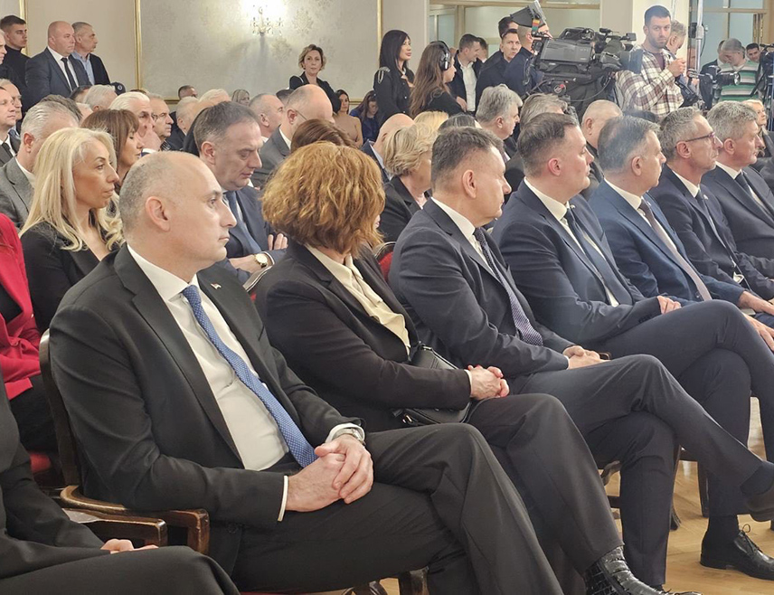 БЕОГРАД, 27. ФЕБРУАРА /СРНА/ - Предсједник Народне партије Српске /НПС/ Дарко Бањац рекао је да је поносан на јединство Српске и Србије, све заједничке борбе, успјехе и заједничку прошлост, али и будућност.