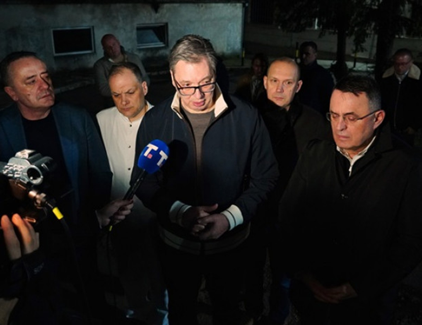 БЕОГРАД, 27. ФЕБРУАРА /СРНА/ - Предсједник Србије Александар Вучић посјетио је вечерас, по повратку из Казахстана, министра унутрашњих послова Ивицу Дачића у Клиничком центру Србије.