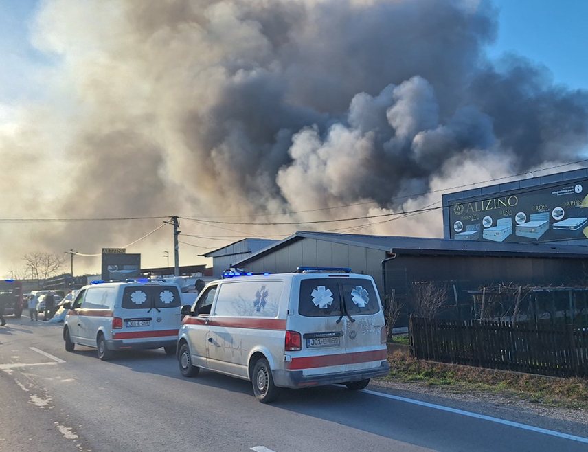 БРЧКО, 28. ФЕБРУАРА /СРНА/ – Свих десет радника Фабрике намјештаја "Ализино" у брчанском насељу Буквик, који су хоспитализовани због респираторних компликација након пожара, отпуштени су из болнице на кућно лијечење, рекао је Срни портпарол Здравственог центра Салих Ибрахимовић.