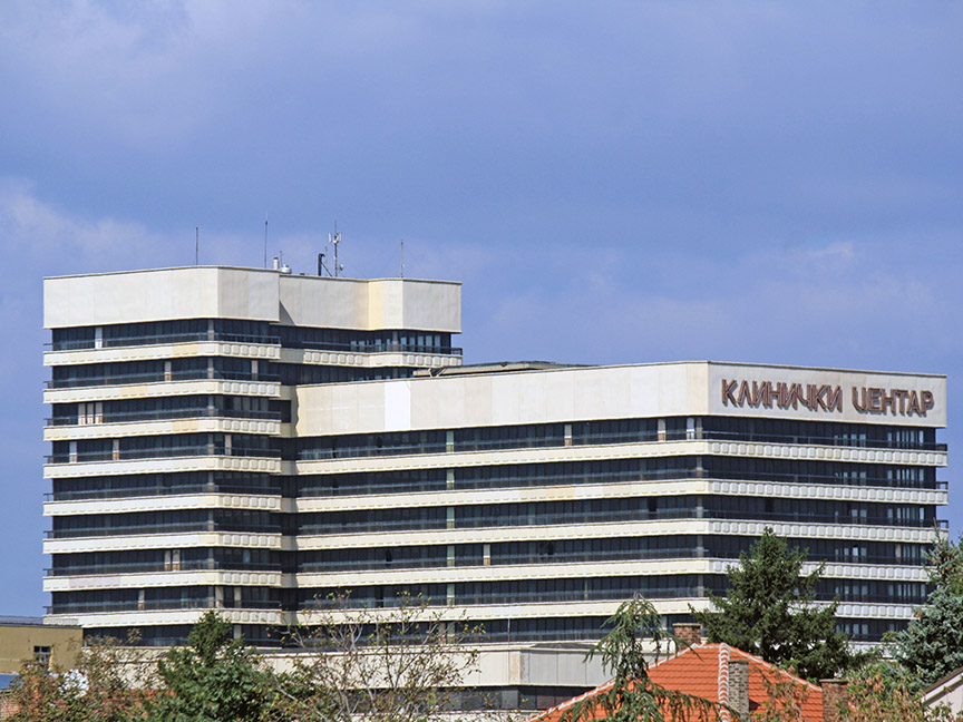 БЕОГРАД, 28. ФЕБРУАРА /СРНА/ - Здравствено стање министра унутрашњих послова Србије Ивице Дачића за сада је стабилно, али је још незахвално давати било какве прогнозе с обзиром на то да је на респиратору, рекла је пулмолог у Клиничком центру Србије Весна Ћериман Крстић.