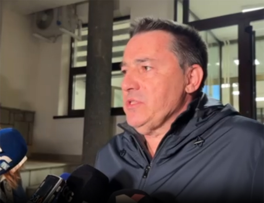 ПОДГОРИЦА, 28. ФЕБРУАРА /СРНА/ - Дио оружја пронађеног током претреса куће Аце Ђукановића у Никшићу има посвету и припада његовом брату, бившем црногорском предсједнику, изјавио је Ђукановићев адвокат Никола Мартиновић.