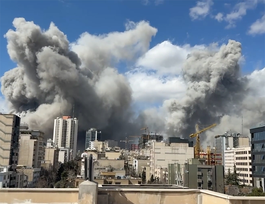 ЈЕРУСАЛИМ, 1. МАРТА /СРНА - РИА Новости/ - Неколико снажних детонација одјекнуло је у Техерану, а израелска војска наводи да су борбени авиони гађали мете повезане са иранским руководством.