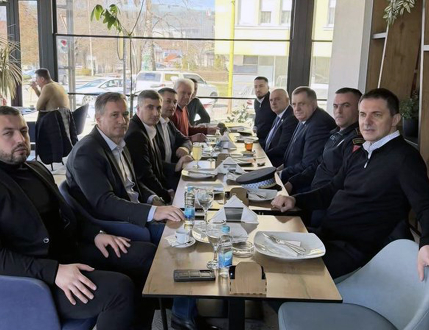 ПАЛЕ, 1. МАРТА /СРНА/ - Предсједник СНСД-а Милорад Додик састао се данас на Палама са народним послаником Ацом Станишићем и руководством Општинског одбора странке са којима је разговарао о реализацији пројеката у овој општини.