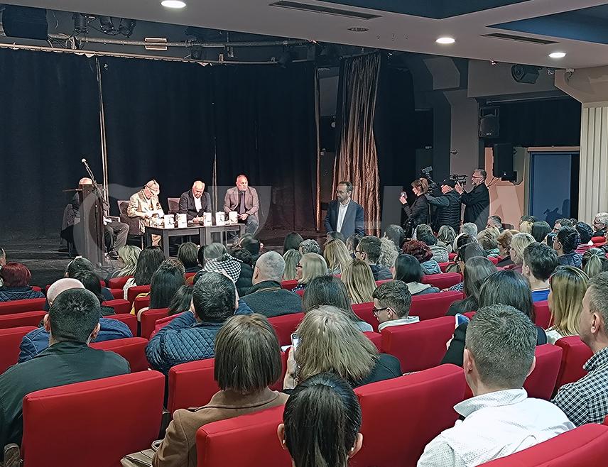 ИСТОЧНО НОВО САРАЈЕВО, 1. МАРТА /СРНА/ – Момо Капор је био ренесансна личност која је подједнако снажно оставила траг у књижевности, сликарству, новинарству и медијима, изјавио је вечерас у Источном Новом Сарајеву академик Матија Бећковић.