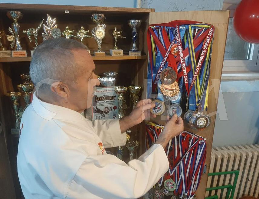 ФОЧА, 2. МАРТА /СРНА/ - Седамдесетједногодишњи каратиста и атлетичар из Фоче Љубомир Тодовић освојио је сребрну медаљу на 28. Балканском првенству за сениоре и ветеране у Бањалуци.