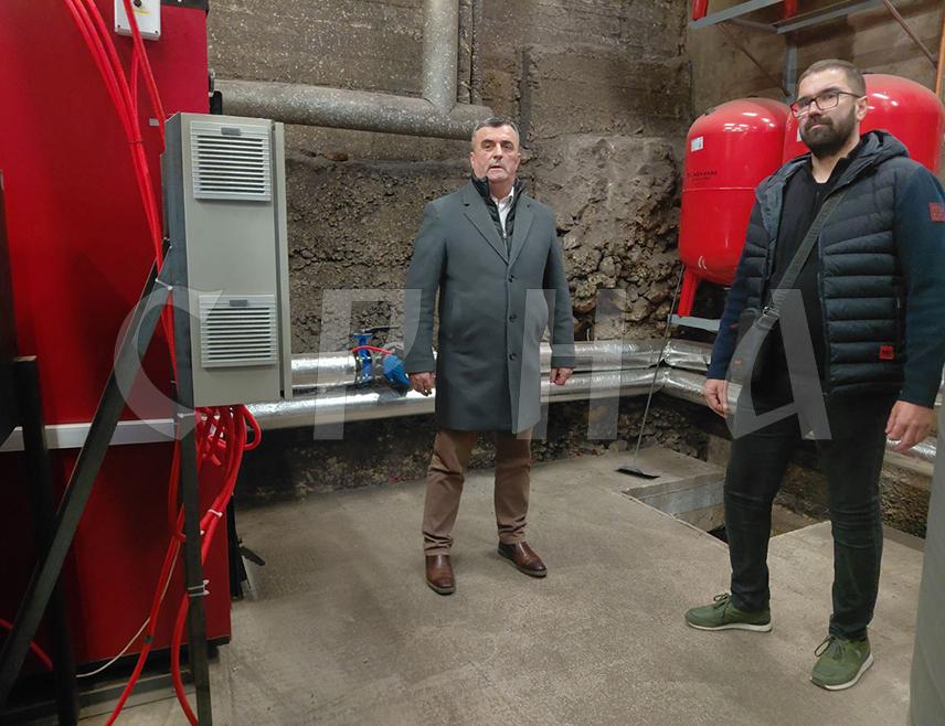 ВЛАСЕНИЦА, 2. МАРТА /СРНА/ - Реконструисано гријање почело је данас са радом у Средњошколском центру "Милорад Влачић" у Власеници, за шта је утрошено 238.000 КМ, а ријешен је вишедеценијски проблем.