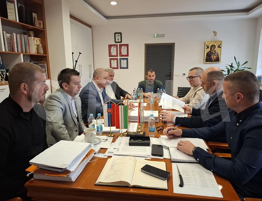 ВИШЕГРАД, 2. МАРТА /СРНА/ - У Вишеграду ће се градити двије кружне раскрснице на магистралном путу на улазу у град, укупне процијењене вриједности 1,65 милиона КМ, а тим поводом данас је потписан споразум.