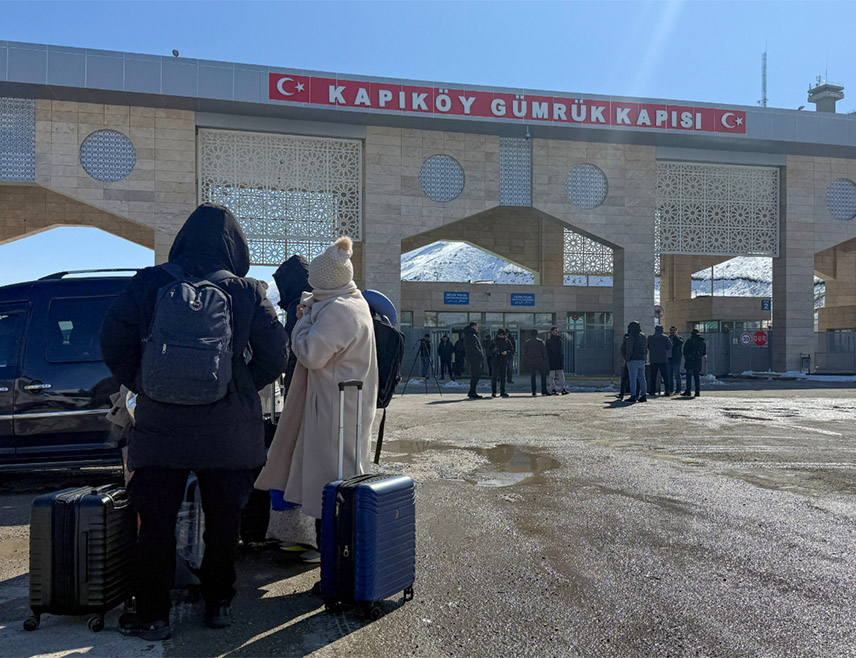 ТЕХЕРАН, 2. МАРТА /СРНА/ - Стотине Иранаца данас је прешло границу са Tурском, која је забранила једнодневне преласке на три гранична прелаза у оба смјера и дозволила улазак само својим и држављанима трећих земаља.