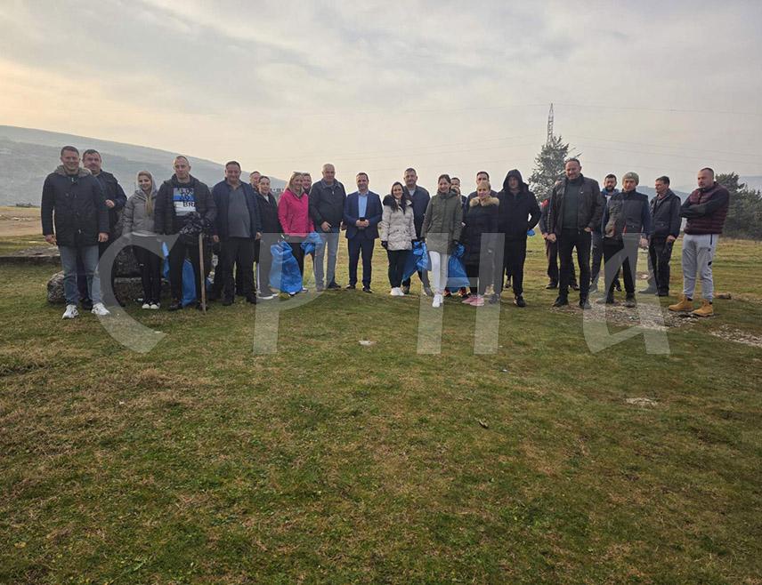 БИЛЕЋА, 2. МАРТА /СРНА/ - Запослени у Општинској управи Билећа и нижи буџетски корисници данас су почели акцију чишћења отпада уз магистрални пут Билећа-Tребиње до мјеста Жудојевићи.