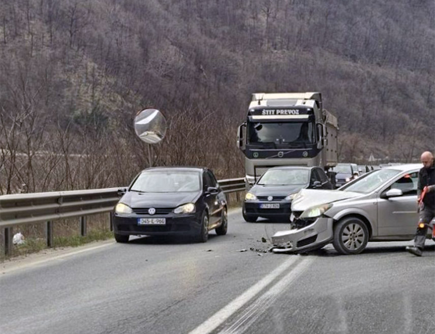 ЗЕНЦА, 2. МАРТА /СРНА/ - Једна особа тешко је повријеђена у судару два возила на магистралном путу код тунела "Врандук" код Зенице, потврдио је Срни дежурни оперативни МУП-а Зеничко-добојског кантона.