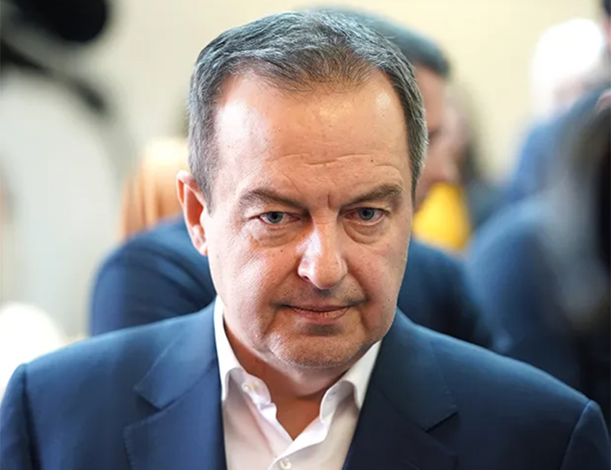 БЕОГРАД, 2. МАРТА /СРНА/ - Министар унутрашњих послова Србије Ивица Дачић, који је хоспитализован због тешке упале плућа, скинут је са респиратора и дише самостално, јавио је Танјуг.