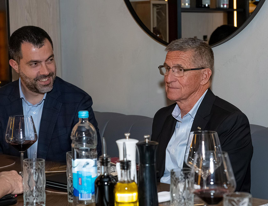 БАЊАЛУКА, 2. МАРТА /СРНА/ - Отворен и садржајан разговор са Мајклом Флином, блиским сарадником америчког предсједника Доналда Трампа, о јачању односа Републике Српске и САД, објавио је организациони секретар СНСД-а Игор Додик.