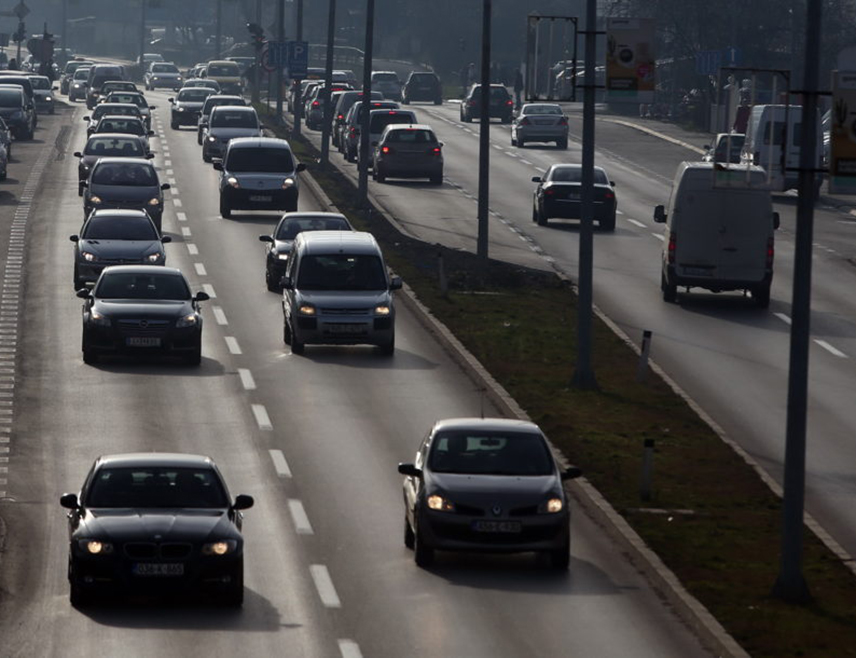 БАЊАЛУКА, 3. МАРТА /СРНА/ - На већини путева у Републици Српској и Федерацији БиХ /ФБиХ/ саобраћај се одвија редовно, а изузетак су дионице на којима је због санационих радова измијењен режим вожње и регулисан привременом сигнализацијом.
