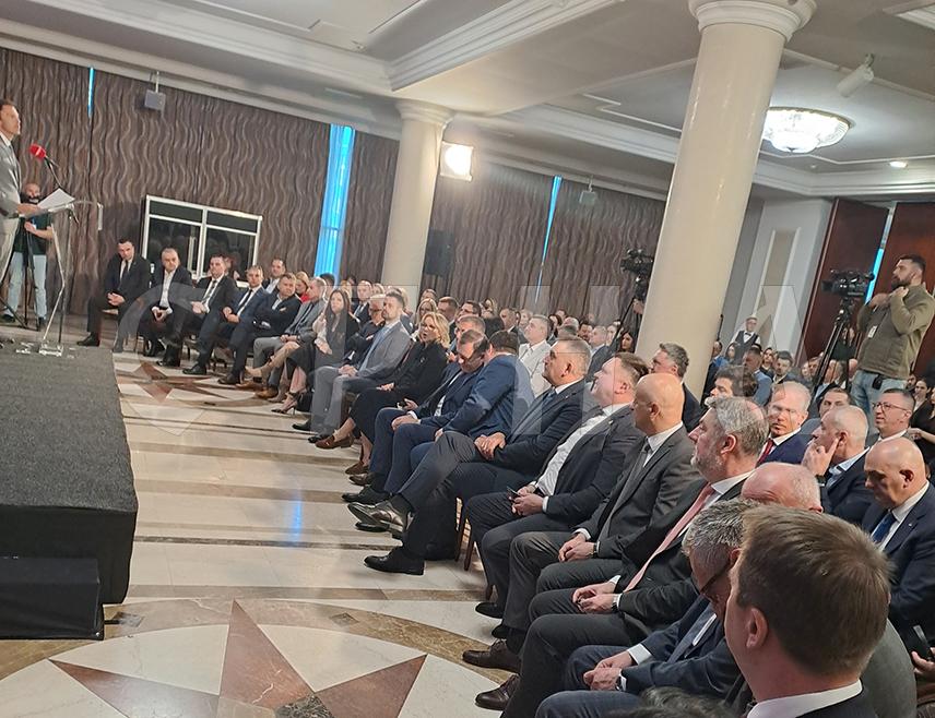 БАЊАЛУКА, 3. МАРТА /СРНА/ - Предавање америчког генерала Мајкла Флина почело је у Бањалуци у присуству представника институција Републике Српске.