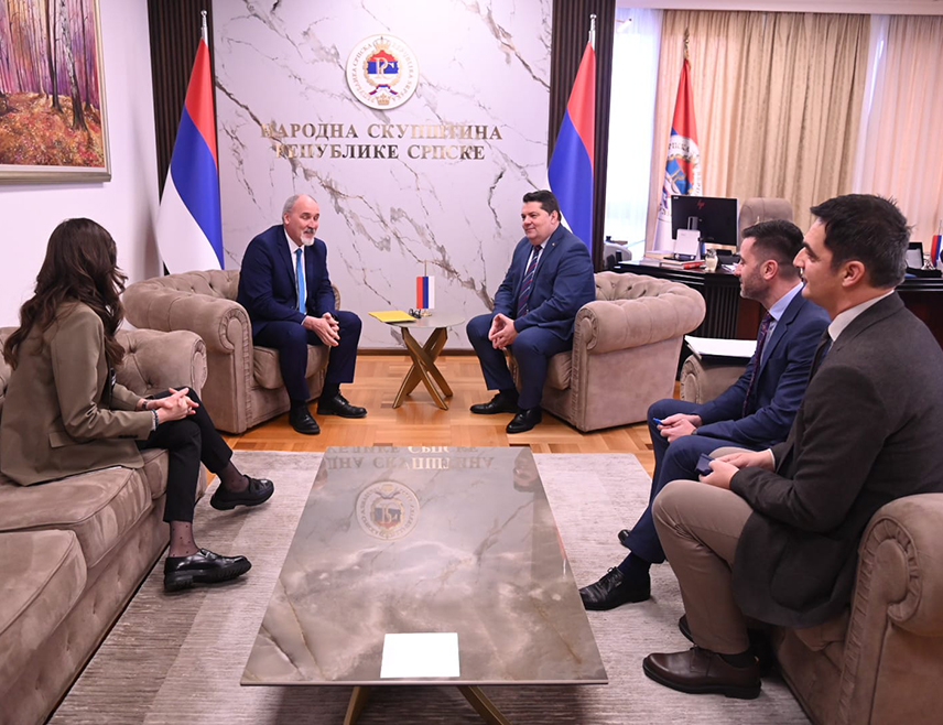 БАЊАЛУКА, 3. МАРТA /СРНА/ - Предсједник Народне скупштине Републике Српске Ненад Стевандић истакао је данас у разговору са амбасадором Швајцарске у БиХ Габриjелом Деригетијем да Српска није фактор блокада, већ захтијева поштовање своје уставне и дејтонске позиције, те нагласио да се одлуке које се тичу Српске и БиХ не могу доносити без њене сагласности.