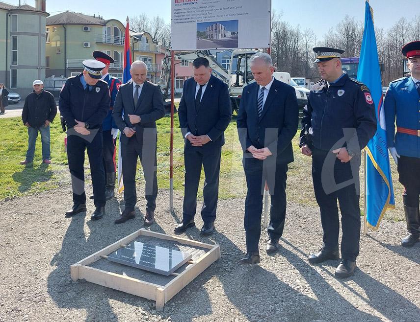 СРБАЦ, 3. МАРТА /СРНА/ - Министар унутрашњих послова Републике Српске Жељко Будимир и начелник општине Србац Млађан Драгосављевић положили су данас камен темељац за изградњу новог објекта Полицијске станице који ће имати 1.400 метара квадратних.