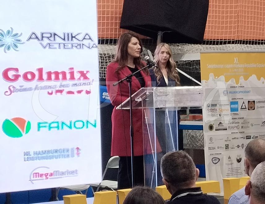 ГРАДИШКА, 3. МАРТА /СРНА/ - Министар пољопривреде, шумарства и водопривреде Републике Српске Анђелка Кузмић изјавила је данас у Градишци да се Влада Српске труди да максимално помогне мљекарима и најавила значајан напредак у мљекарској производњи у овој години, захваљујући мјерама подршке.