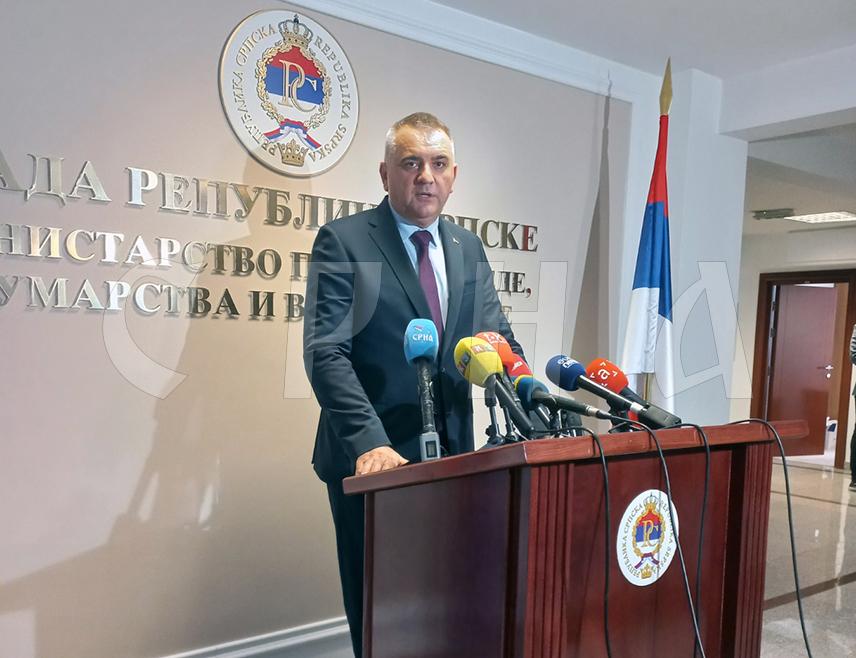 БАЊАЛУКА, 3. МАРТА /СРНА/ - Предсједник Владе Републике Српске Саво Минић рекао је да републичке институције прате ситуацију и да ће адекватно реаговати ако усљед сукоба на Блиском истоку дође до поскупљења производа и услуга.