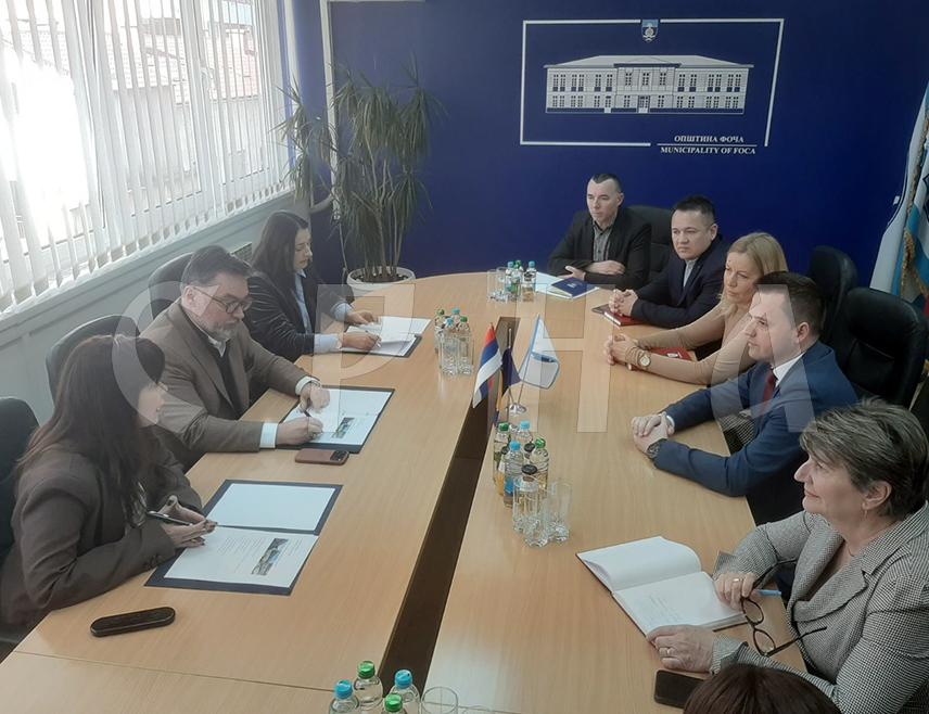 ФОЧА, 3. МАРТА /СРНА/ - Два милиона КМ обезбијеђена су за обалоутврде Дрине и Ћехотине у Фочи, изјавио је данас министар спољне трговине и економских односа у Савјету министара Сташа Кошарац.