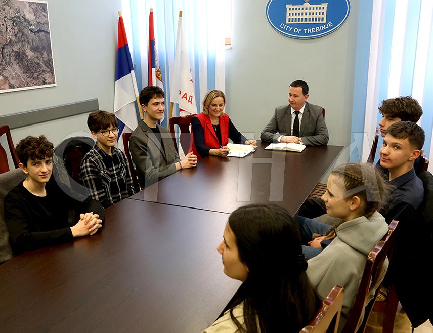 TREBINJE, MARCH 3 /SRNA/ - Trebinje Mayor Mirko Ćurić hosted a reception today for the cast and crew of the short film "Nuances," which addresses peer violence, and pledged support to the talented young fellow residents in their future projects.
