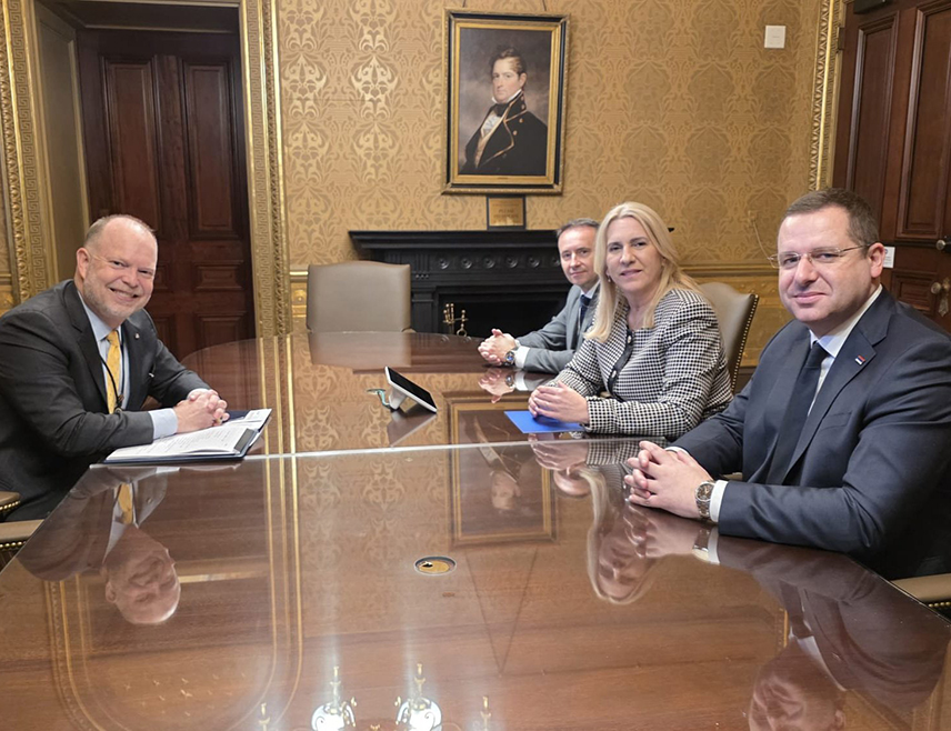 ВАШИНГТОН, 3. МАРТА /СРНА/ - Српски члан Предсједништва БиХ Жељка Цвијановић данас је на састанку у Бијелој кући са Чарлсом Меклофлином, специјалним помоћником предсједника САД Доналда Трампа, похвалила избалансиран приступ САД према оба ентитета и сва три конститутивна народа у БиХ.