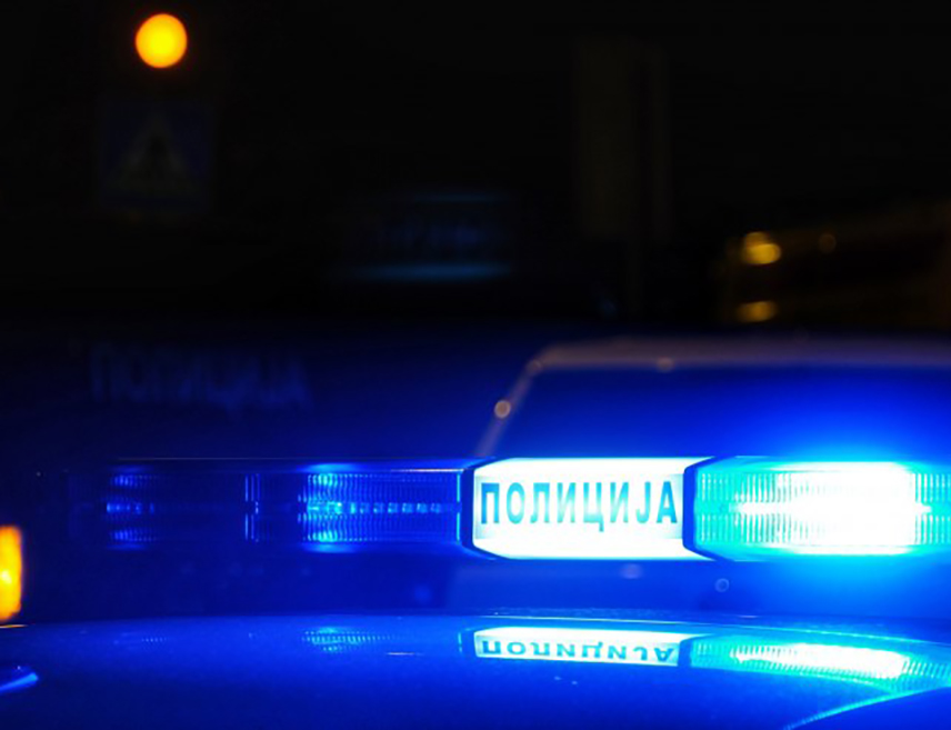 БЕОГРАД, 4. фЕБРУАРА /СРНА/ - Четрдесетчетворогодишња жена и њена малољетна кћерка /12/ погинуле су у Сјеници, када је на њих на тротоару налетио аутомобил, док је деветогодишњи син тешко повријеђен.