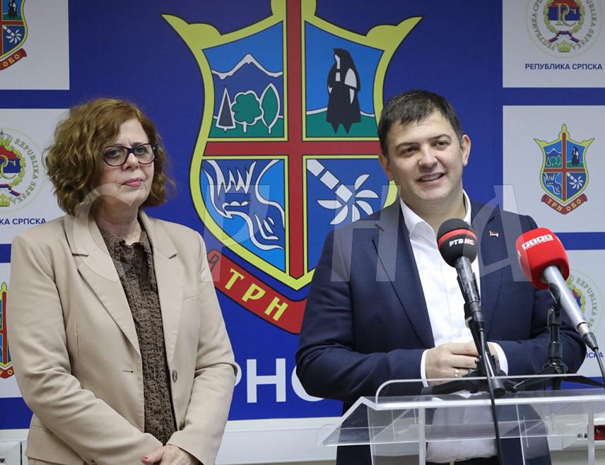 ТРНОВО, 4. МАРТА /СРНА/ - Министар управе и локалне самоуправе Републике Српске Сенка Јујић похвалила је данас у Трнову пронаталитетне мјере које спроводи ова локална заједница, истичући да су оне значајне за подршку младим брачним паровима и подстицање рађања.