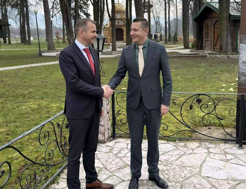 ИСТОЧНО САРАЈЕВО, 4. МАРТА /СРНА/ - Замјеник министра одбране у Савјету министара Александар Гогановић разговарао је данас у Источном Сарајеву са посебним изаслаником премијера Мађарске за Западни Балкан Жолтом Бунфордом о актуелним геополитичким кретањима у свијету, безбједносним изазовима, као и о положају и перспективама региона Западног Балкана у сложеним међународним околностима.