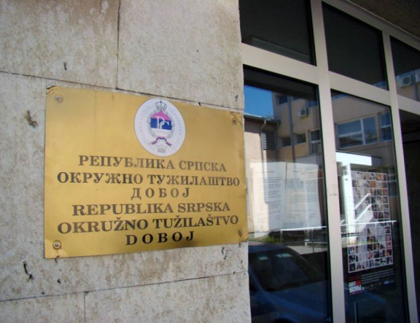 ДОБОЈ, 4. МАРТА /СРНА/ - Окружно јавно тужилаштво у Добоју наредило је полицији да предузме све активности с циљем расвјетљавања околности након што је у петак, 27. фебруара, активирана експлозивна направа недалеко од куће предсједника Скупштине града Теслића Славена Јелића.