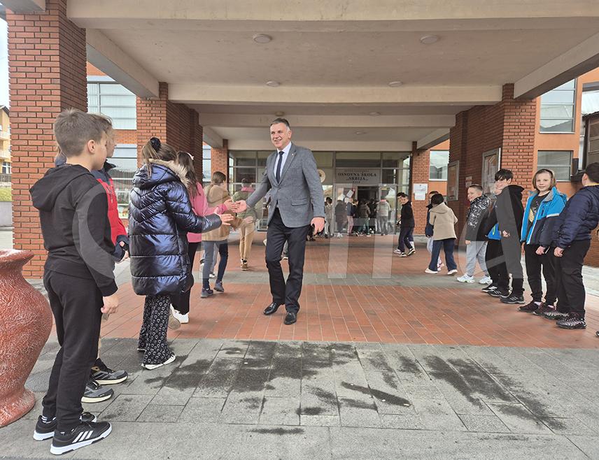 ПАЛЕ, 4. МАРТА/СРНА/ - Министар просвјете и културе Републике Српске Боривоје Голубовић најавио је да ће ресорно министарство издвојити 26.000 КМ за санацију основних школа "Србија" и "Мокро" на Палама и суфинансирати са око 20.000 КМ набавку школског комбија у ОШ "Пале".