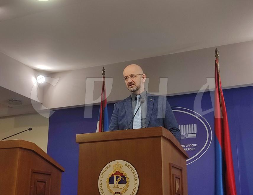 БАЊАЛУКА, 4. МАРТА /СРНА/ - Шеф Клуба посланика СНСД-а у Народној скупштини Републике Српске Срђан Мазалица рекао је да приједлог опозиције о осуди величања усташке идеологије има много недостатака и да ће се залагати да посланици за посебну сједницу понуде један приједлог текста.