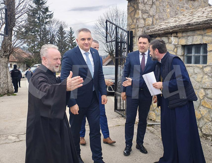СОКОЛАЦ, 4. МАРТА /СРНА/ - Предсједник Владе Републике Српске Саво Минић дошао је на Соколац гдје је обишао Цркву Светог пророка Илије - Романијску Лазарицу, чија је реконструкција у току.
