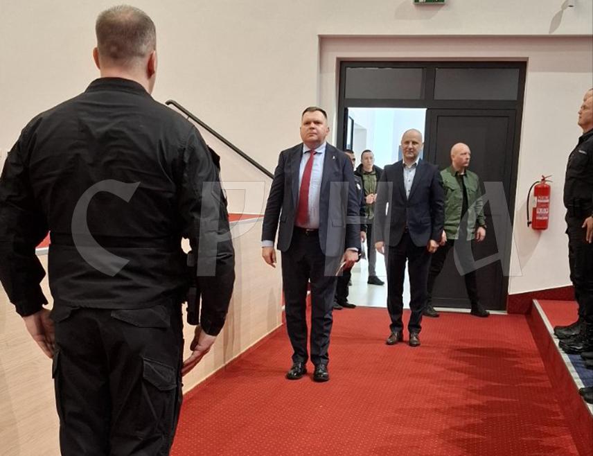 БАЊАЛУКА, 4. МАРТА /СРНА/ - Министар унутрашњих послова Жељко Будимир и директор Полиције Синиша Кострешевић присуствовали су данас састанку Команде Жандармерије на којем су се осврнули на усложњавање безбједносне ситуације због кризе на Блиском истоку и исказали опредијељеност да се осигура безбједност свих грађана у Српској.