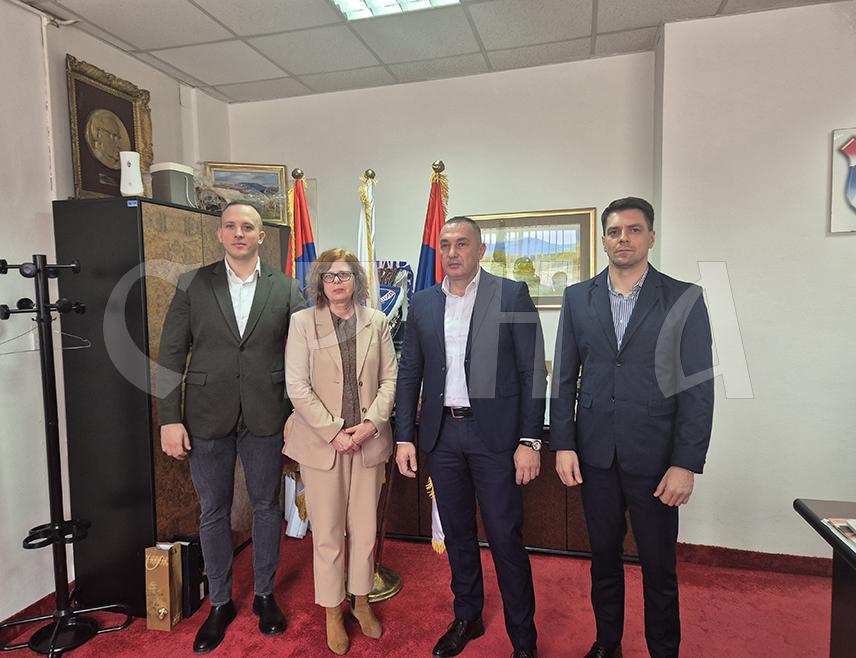 ПАЛЕ, 4. МАРТА /СРНА/ - Министар управе и локалне самоуправе Републике Српске Сенка Јујић истакла је данас да Пале спадају у категорију развијених јединица локалне самоуправе, а сврставају се и у оне у којима постоји Улица јасеновачких жртава.