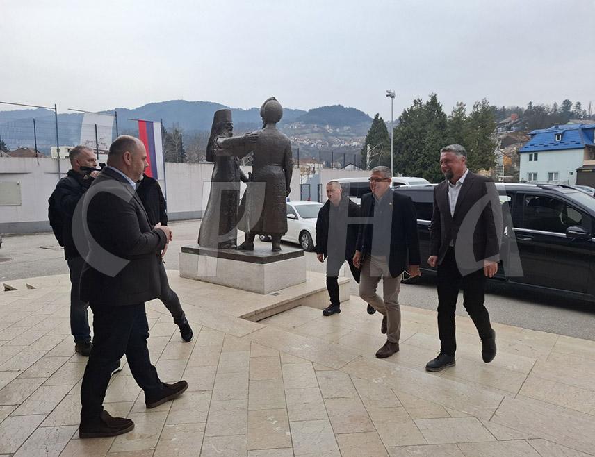 ВИШЕГРАД, 4. МАРТА /СРНА/ - Амерички генерал Мајкл Флин посјетио је данас Вишеград гдје је обишао више локација, састао се са начелником општине Младеном Ђурeвићем, те изразио задовољство што је имао прилику да борави прелијепом граду који је на њега оставио снажан утисак.